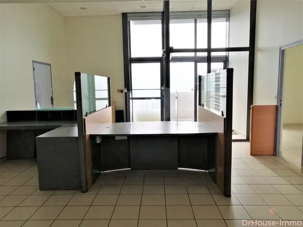 REF 47414 - A GORRON, vaste local de 400 m2 environ à usage de bureaux, et entrepôt avec parking