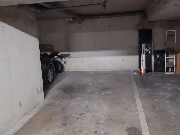 Loue parking - 12m²
