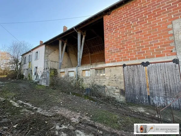 Maison à rénover entièrement avec grange et terrain