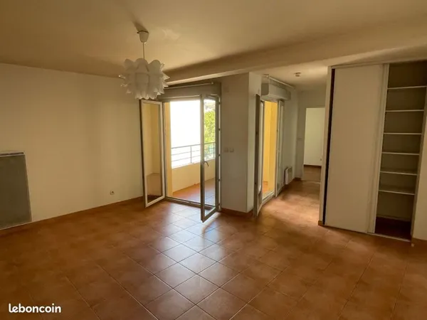 Particulier loue T2 avec parking place de l'Ormeau