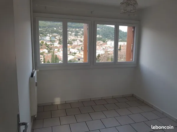 T4 lumineux 3 chambres - 64 m² (80 m² au total) - Balcon - Toulon Beaulieu (Résidence Sainte-Marie)