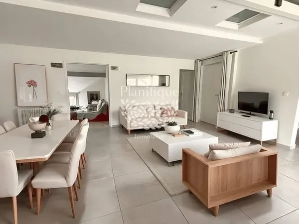 Appartement 7 pièces 211 m²