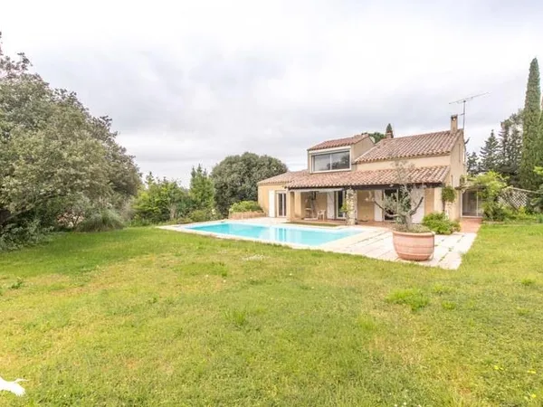 Villa de 9 pièces principales