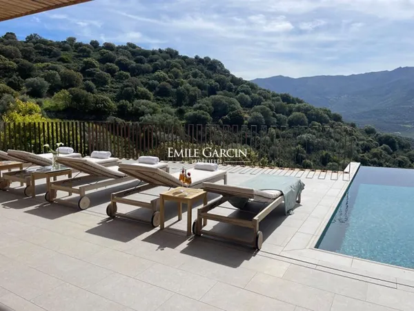 Villa à louer en Balagne, entre mer et montagne.