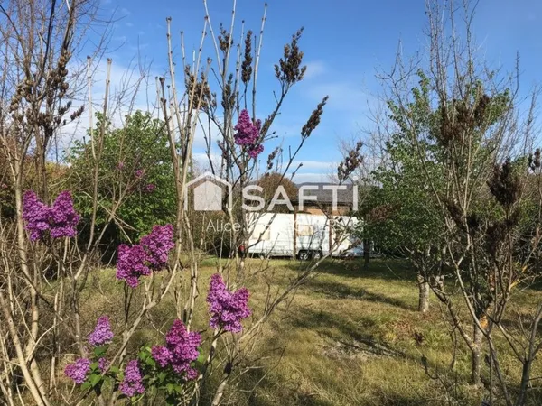 Terrain de 498m² viabilisé, avec sa caravane de 20m² environ, raccordée à l'électricité, l'eau et le