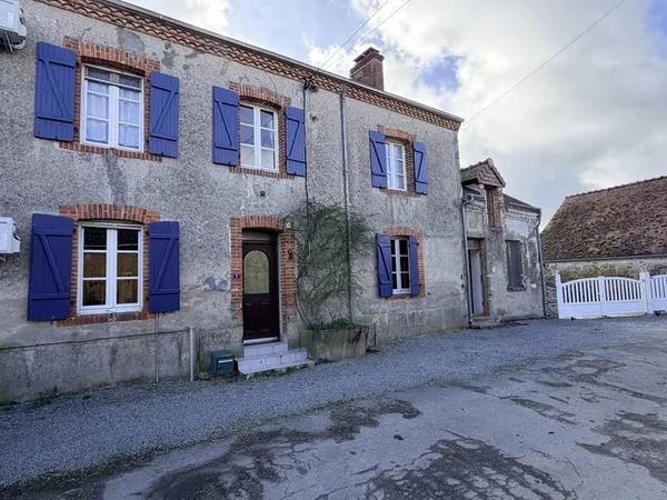 Grande maison de hameau avec maison d'amis dans un environnement paisible