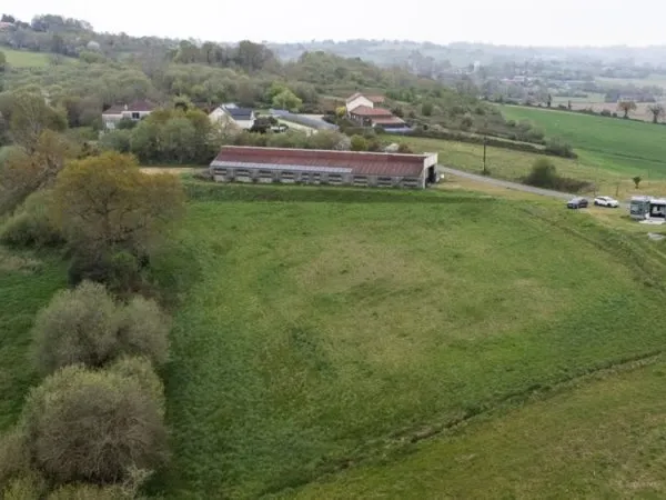 Terrain à vendre 8000m² avec Hangar agricole, proche de MOMAS (64)
