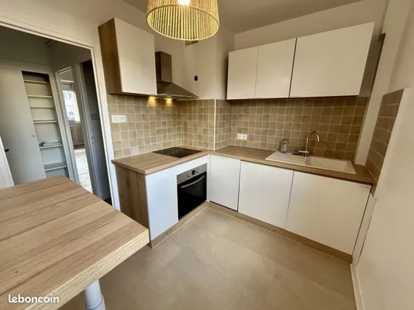 Appartement 3 pièces, 70 m2 habitables, en rez-de-chaussée avec stationnement