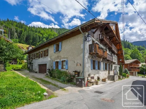 Chalet traditionnel mitoyen de 6 chambres avec appartement indépendant, situé non loin du centre-vil