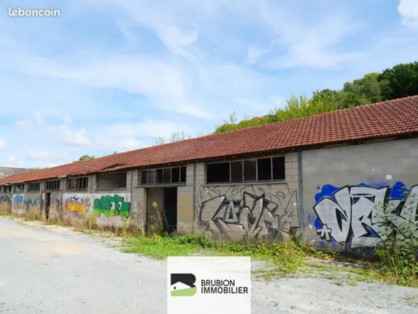 Local 604 m² BARENTIN