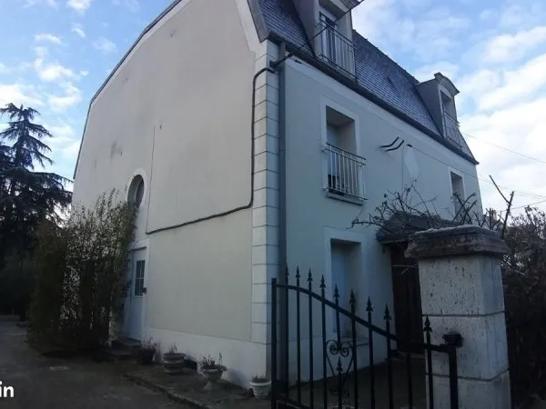 Je vous propose cet immeuble de 300m2 situé à Sainte-Geneviève-des-Bois. L'immeuble se trouve dans e