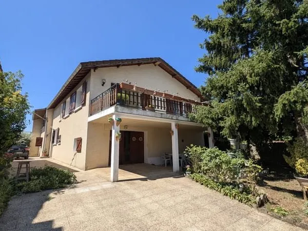 MAISON INDIVIDUELLE T6 + MAISON T3 + HANGAR + TERRAIN DE 1028 M2
