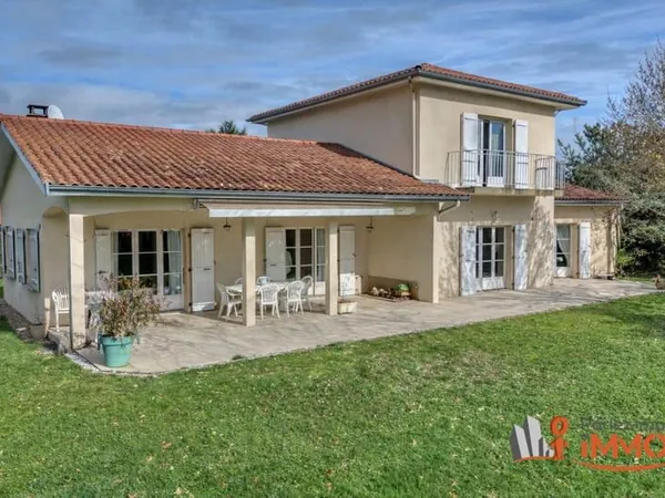 MAISON BOURGEOISE AVEC VUE SUR LA CAMPAGNE
