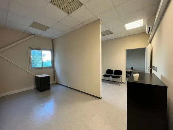 BUREAUX 51 M2 SIX FOURS