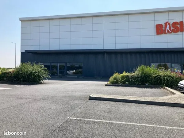 Local commercial 765 m²