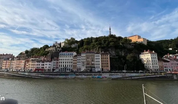 84 m² avec vue exceptionnelle et sans vis-à-vis sur la Saône - Garage fermé sur le palier en option
