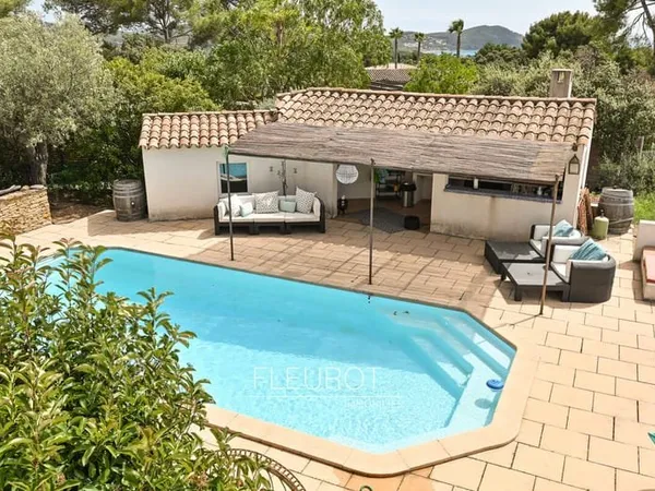 VILLA GRANDS VOLUMES / PISCINE / CALME / 4 KM PLAGES