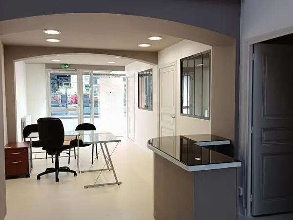 A louer local professionnel ou commercial - 160 m² rénovés, très forte visibilité