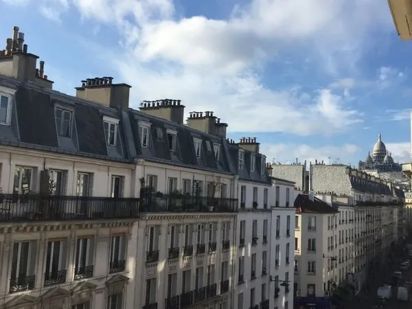 Location appartement en bail mobilité avec vue sur le Sacré coeur au pied dde Montmartre