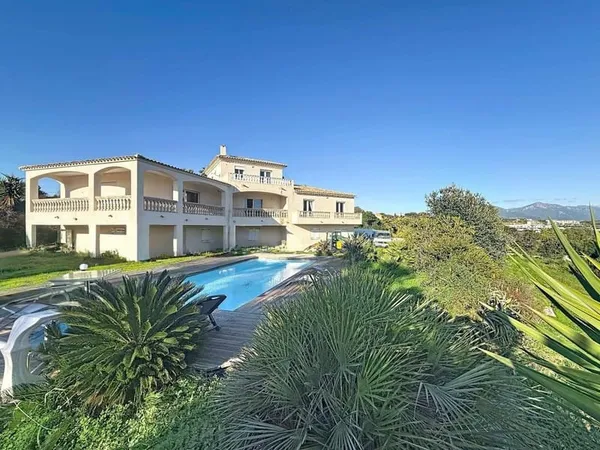 Villa avec piscine à Vendre