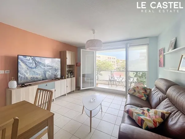 Appartement de 57 m² avec terrasse, piscine et stationnements ?