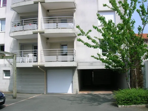 EMPLACEMENT DE PARKING - CENTRE VILLE