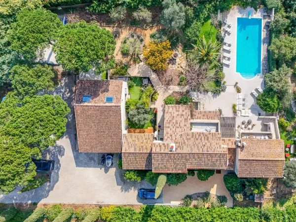 SAINTE-MAXIME - VILLA AVEC PISCINE - DOMAINE PRIVÉ - AU CALME