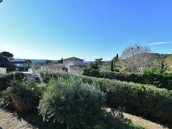 A quelques minutes d'Uzès, charmante villa avec jardin, garage et piscine