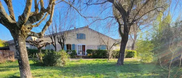 Villa - 150 m2 habitable de plain-pied et 50 m2 de garages attenants - combles et dépendances - 3390