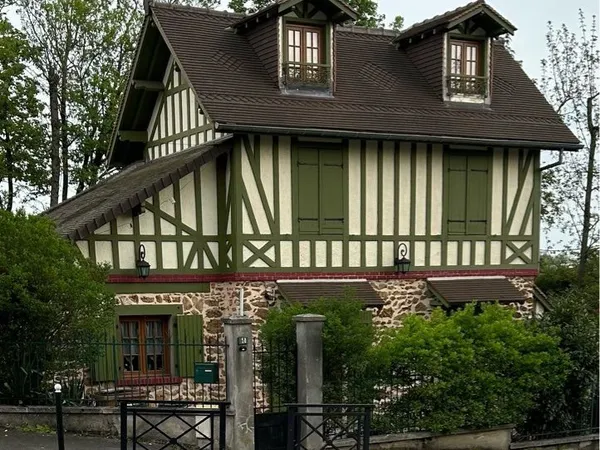 Maison de caractère - non mitoyenne - 747 m² de terrain - rer e à pied