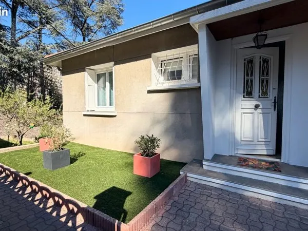 Maison prête à habiter avec beau jardin terrasses et très grand garage - Secteur Bel Air