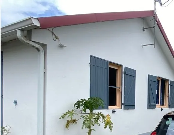 Urgent maison deux chambres à 140 000