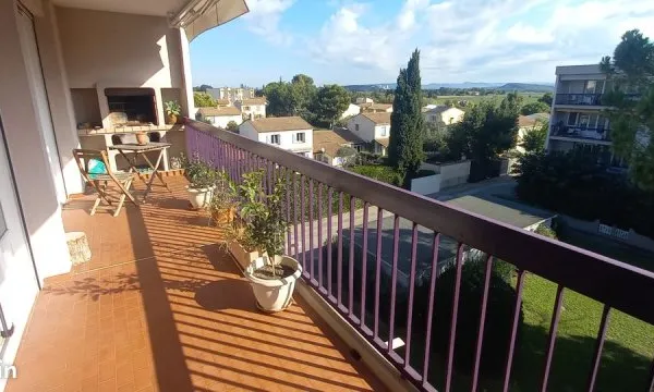 Appartement traversant 79 m² avec terrasse, garage, cave et parking