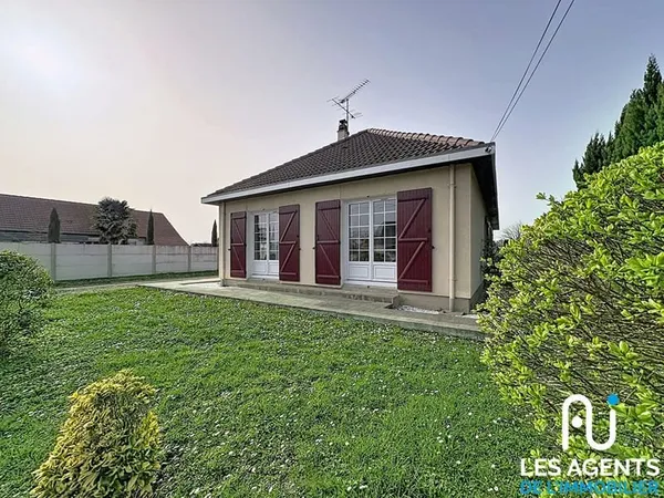 Maison de plain pied avec garage et jardin