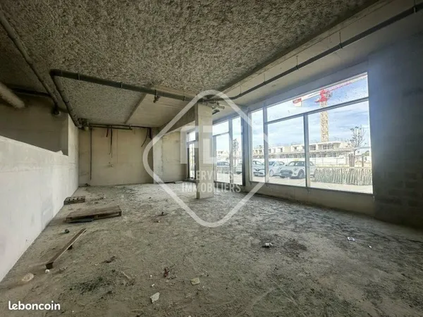 LOCAL COMMERCIAL 137 m² MAUGUIO