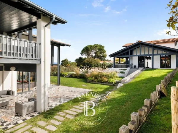 SAINT JEAN DE LUZ, AU CALME, MAISON DE 340 M² AVEC MAISON D'AMIS de 120 m²