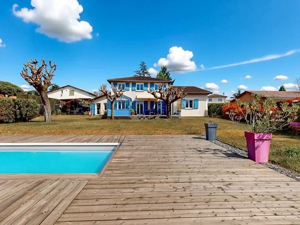 Maison 7 pièces 232 m²