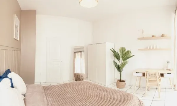 Emménage dans cette lumineuse chambre de 14 m² en