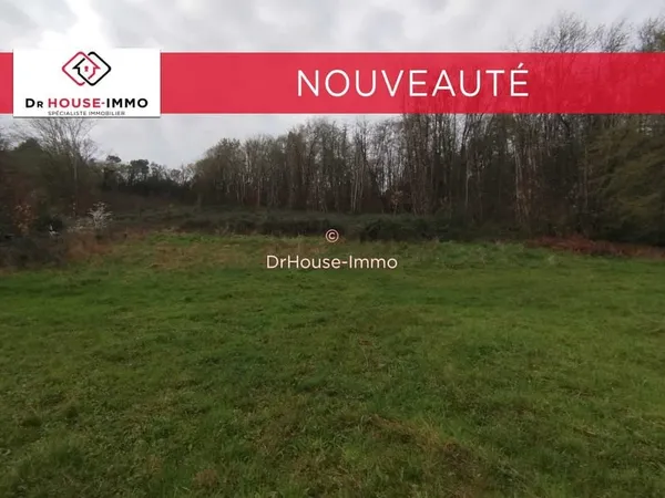 Terrain constructible d'environ 4 100 m² au calme, proche des commodités.