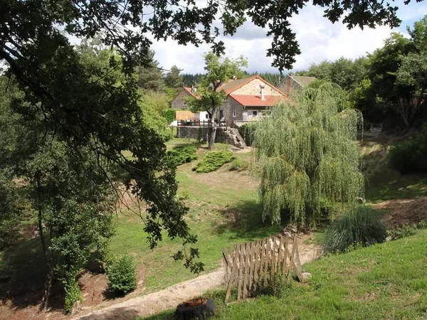 Ensemble immobilier: maison, gîte, garages et terrain à Lachaux