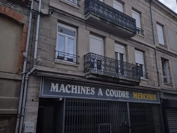 Local commercial avec vitrine (Mairie)