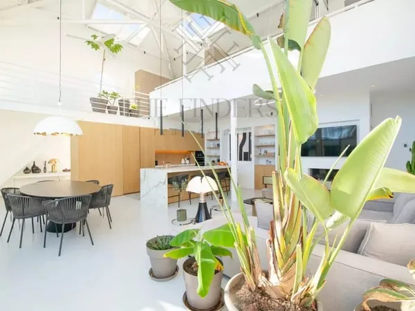 Unique dans la région de St-Tropez : un espace de 350 m² d'inspiration et d'affaires