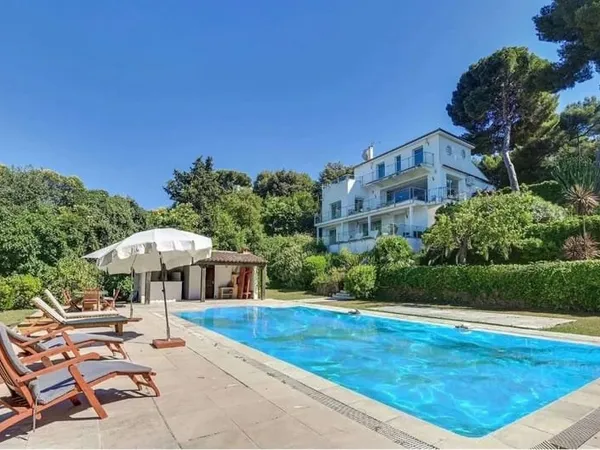 SUPERBE VILLA MODERNE AVEC VUE MER AU CAP D'ANTIBES