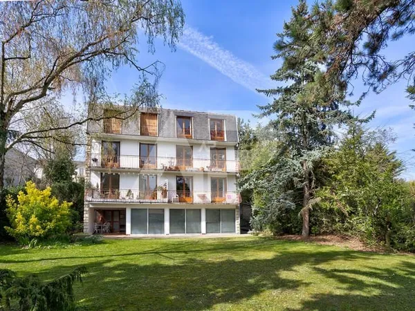 Chaville - Beau Duplex traversant avec balcon en dernier étage et vue sur jardin