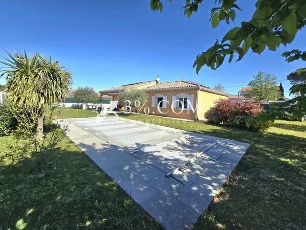 Villa de 2005 avec 130m2 habitables + garage avec piscine et