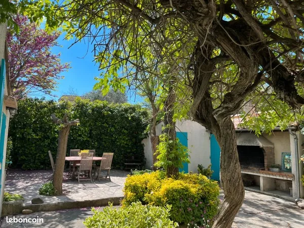 Rez de chaussée d'une maison avec cour arborée
