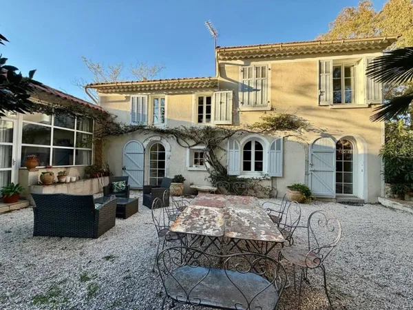 Elégante maison meublée avec son jardin arboré .