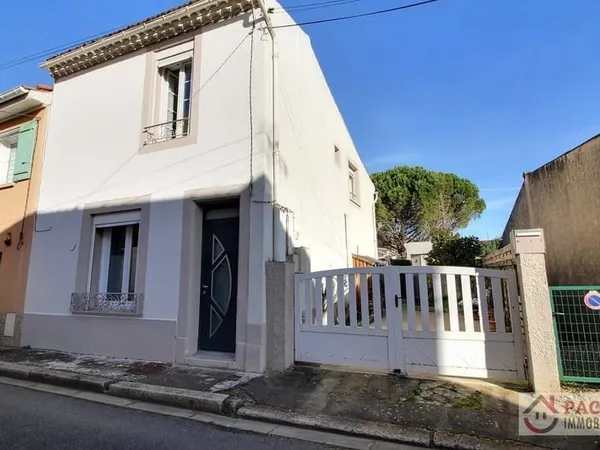 CASTRES : Maison de ville avec extérieur et parking