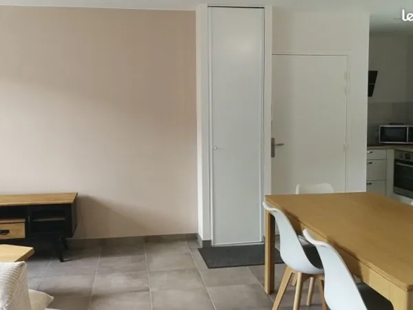 Cholet- Rue du Paradis - Appartement meublé 2 pièces 53 m²- 709 charges locatives comprises - Place 
