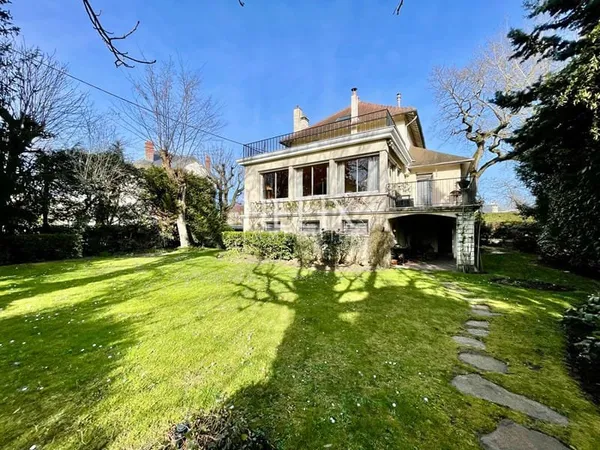 Maison Le Vesinet 200 m2 avec un beau jardin paysager